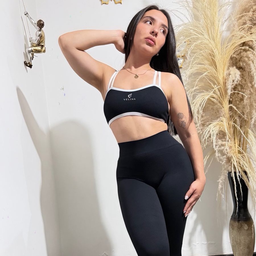Set Black Impact: conjunto deportivo femenino en color negro, de estilo clásico y moldeador, con un diseño deportivo que realza la figura y aporta un look firme, elegante y funcional para entrenamientos o uso diario., imagen 2